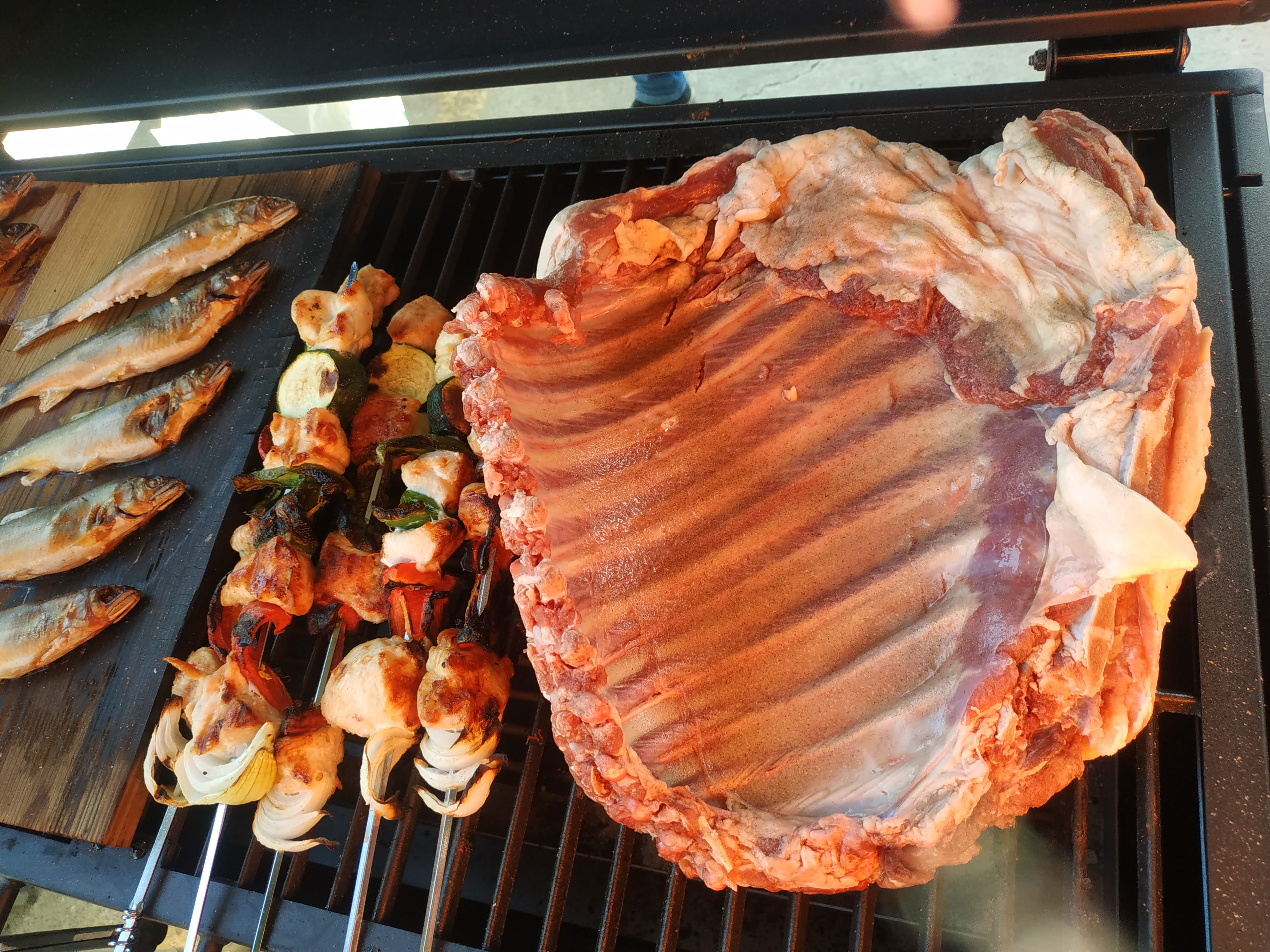 骨付き肉と串焼き