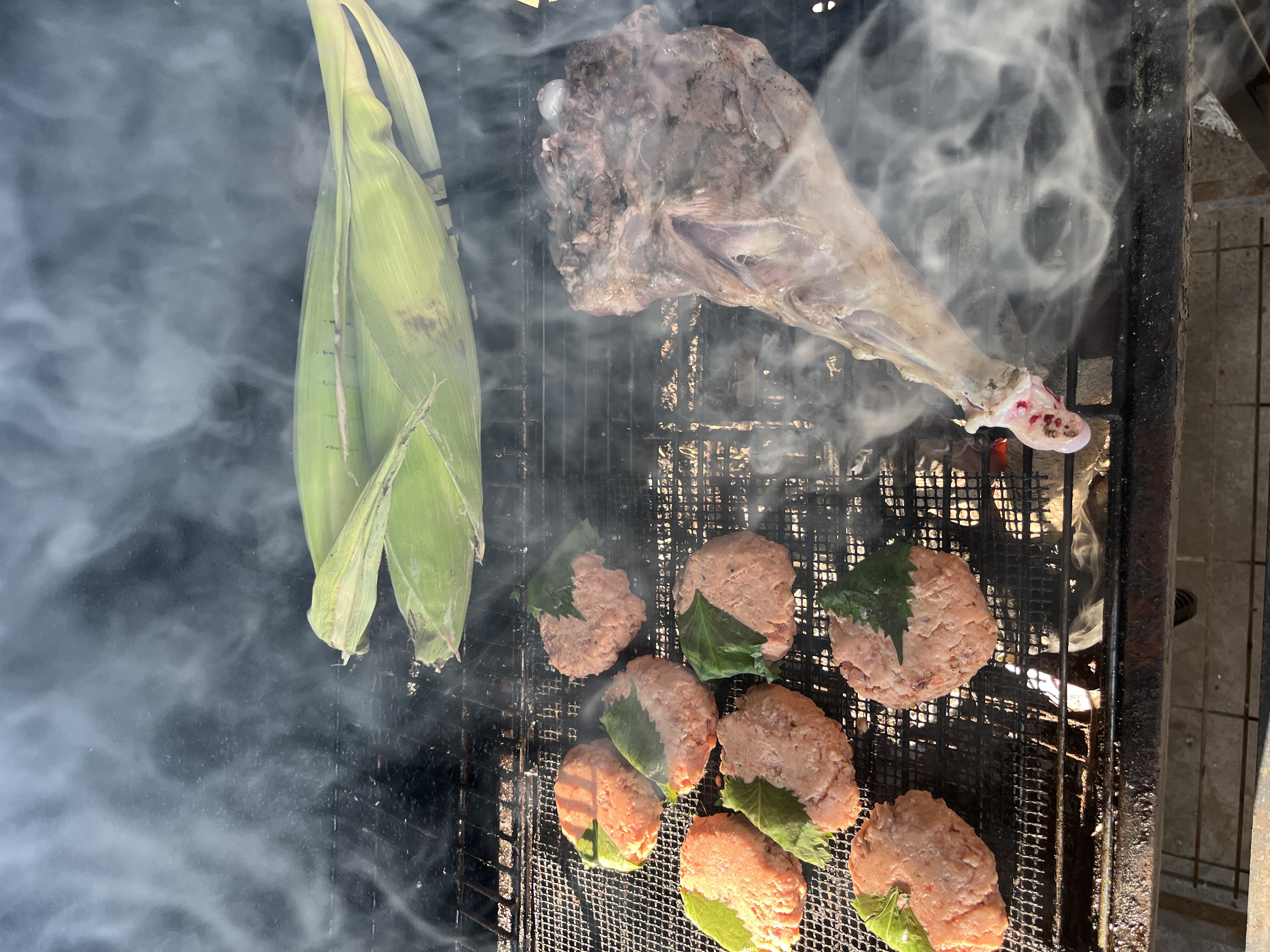 骨付き足の丸焼きと大葉つくね、皮付きとうもろこし