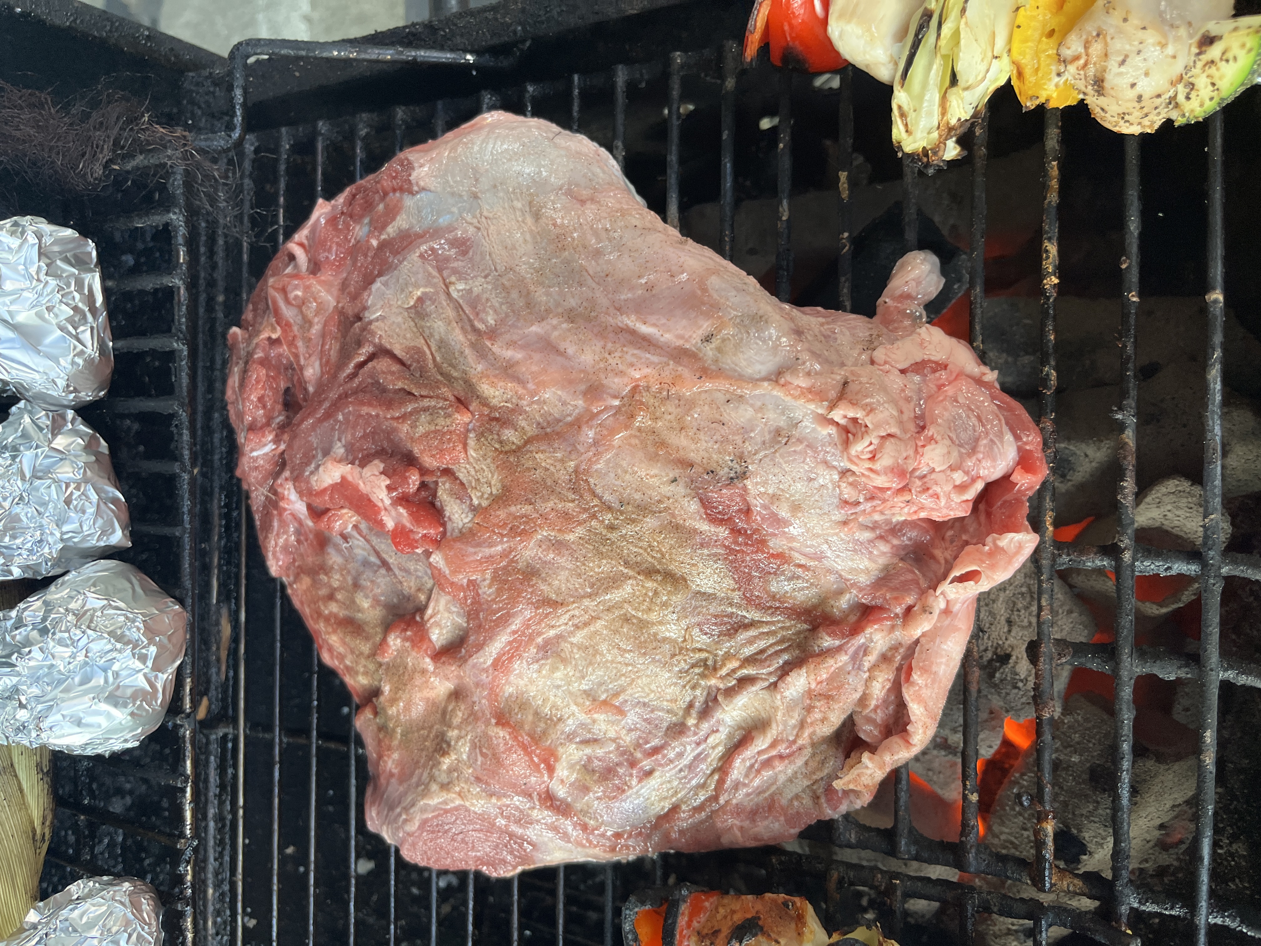 大きな肉の塊とカラフル串