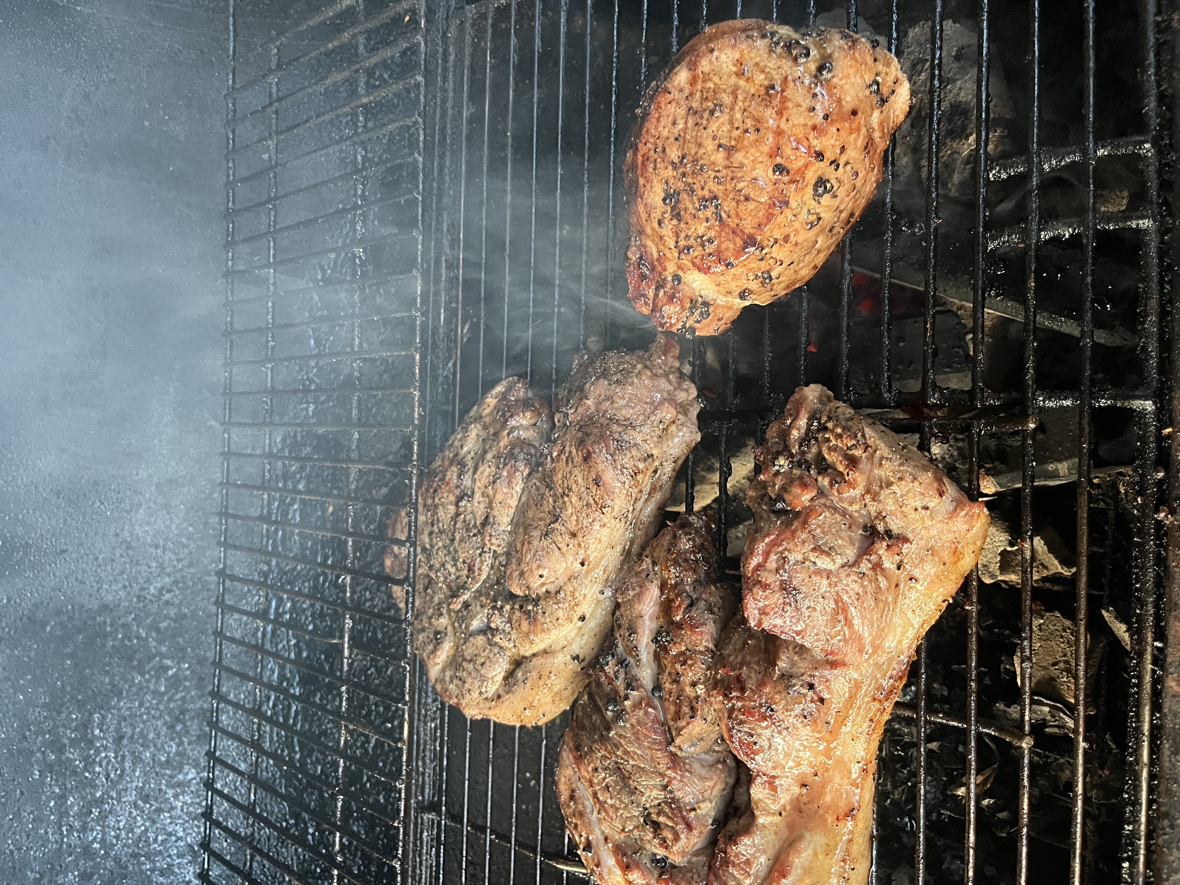 炭火で焼く胡椒肉